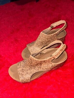 Very G Decorative Leather Heels, Women’s Size 9